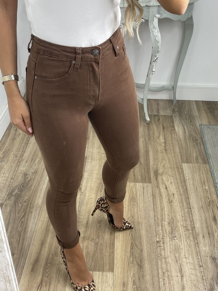 Jeans chocolate etiqueta roja