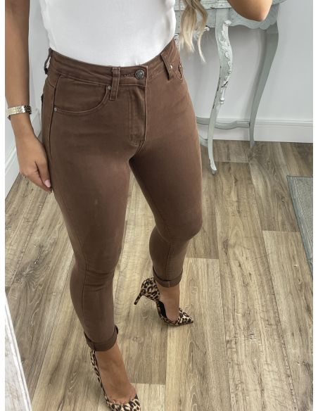 Jeans chocolate etiqueta roja