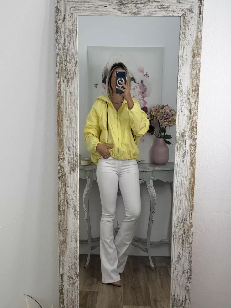 Cortavientos capucha amarillo