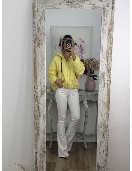 Cortavientos capucha amarillo