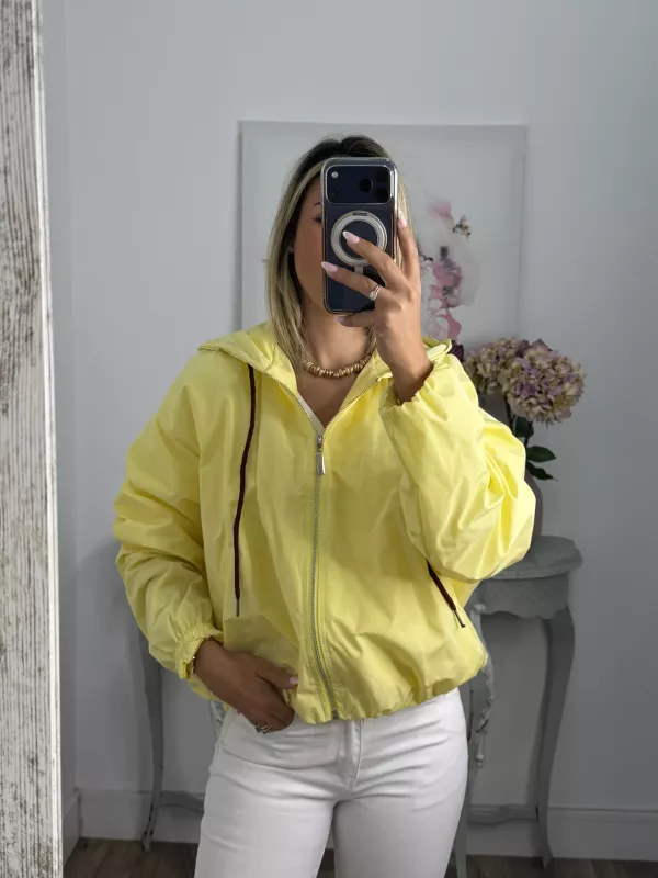 Cortavientos capucha amarillo