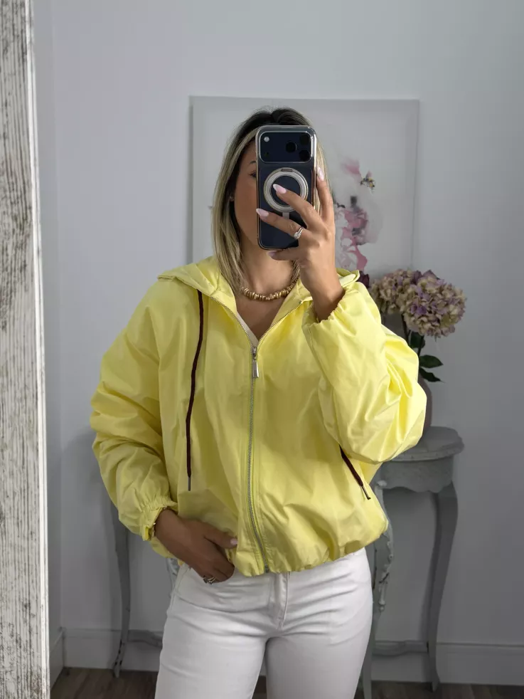 Cortavientos capucha amarillo