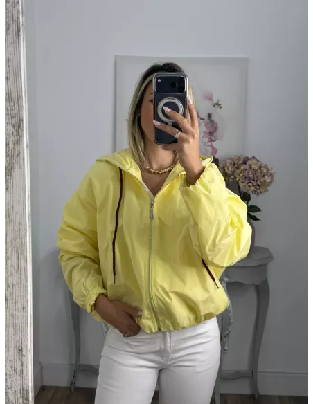 Cortavientos capucha amarillo