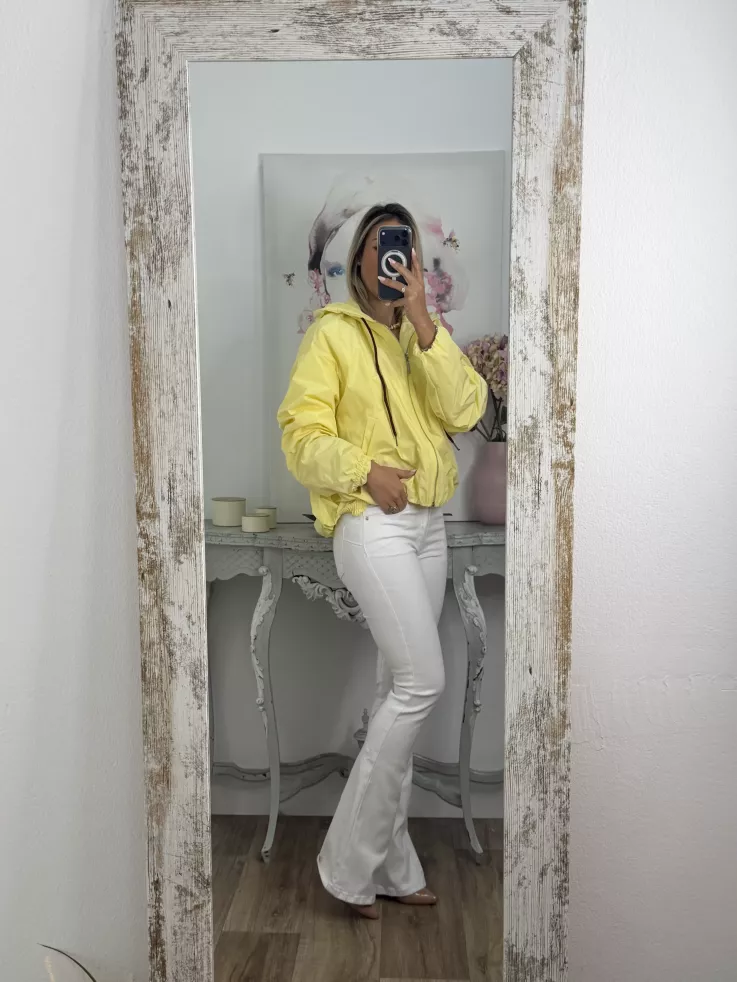 Cortavientos capucha amarillo