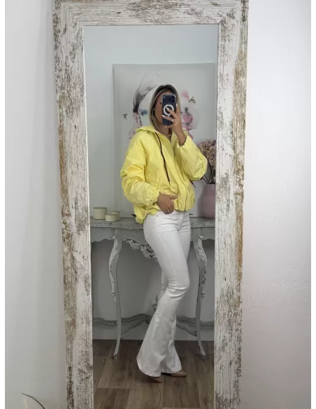 Cortavientos capucha amarillo