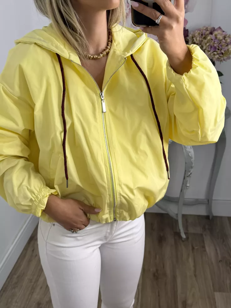 Cortavientos capucha amarillo