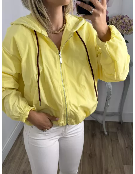 Cortavientos capucha amarillo