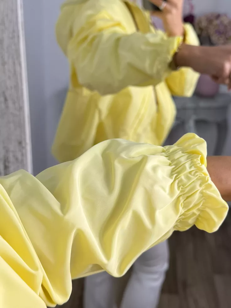 Cortavientos capucha amarillo