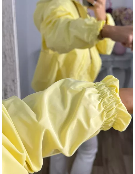 Cortavientos capucha amarillo