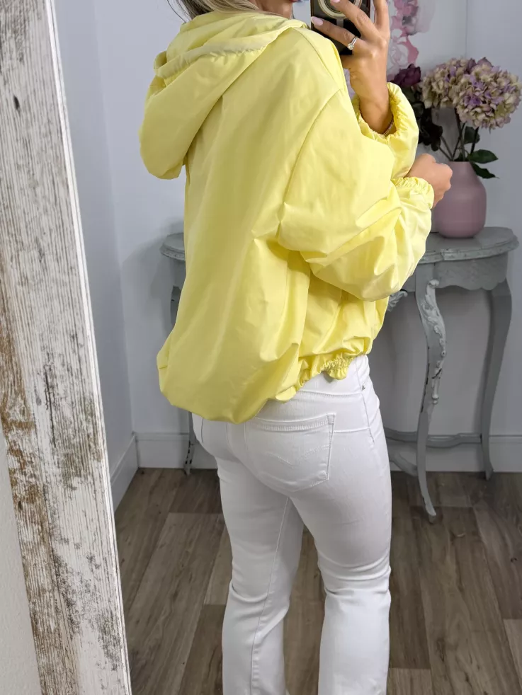 Cortavientos capucha amarillo