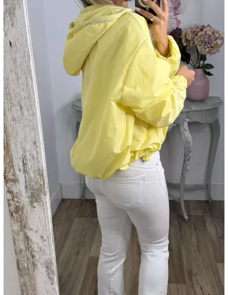 Cortavientos capucha amarillo