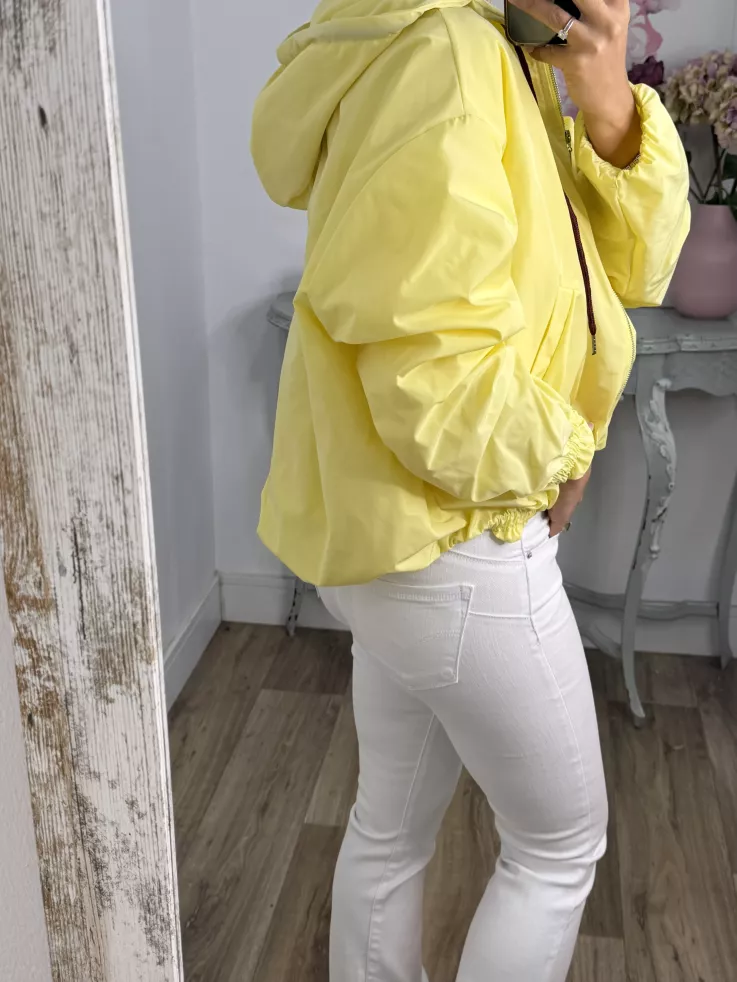 Cortavientos capucha amarillo