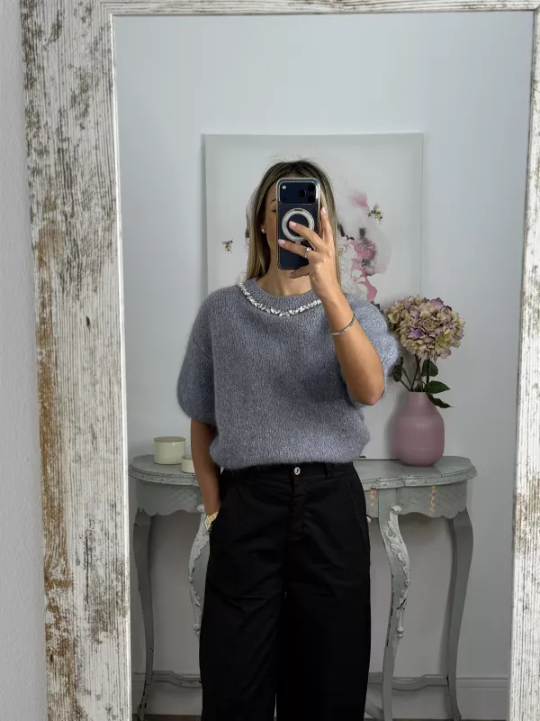 Jersey gris manga corta con cuello de piedras