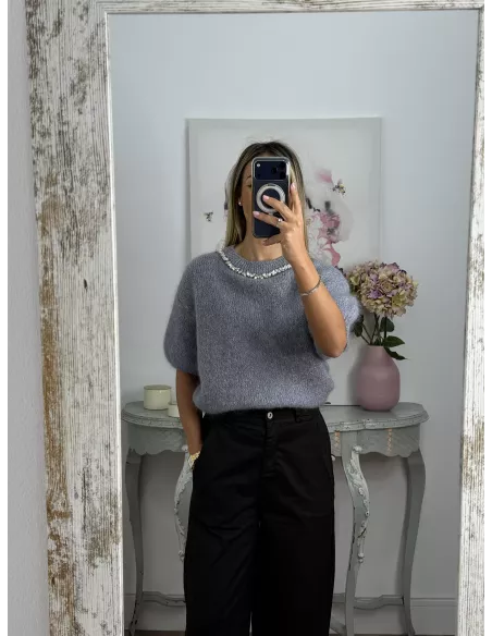 Jersey gris manga corta con cuello de piedras
