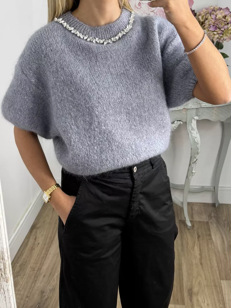 Jersey gris manga corta con cuello de piedras