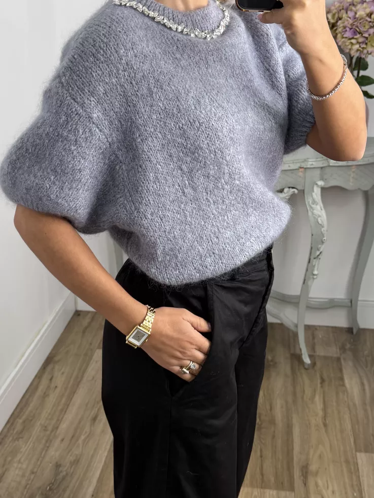 Jersey gris manga corta con cuello de piedras