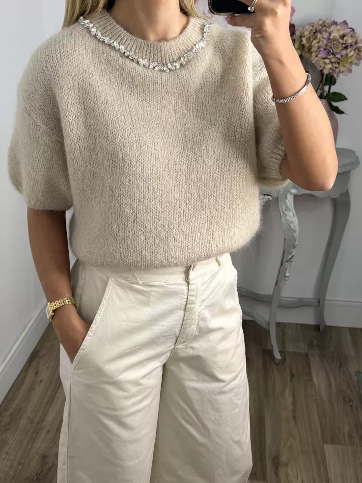 Jersey beige manga corta con cuello de piedras