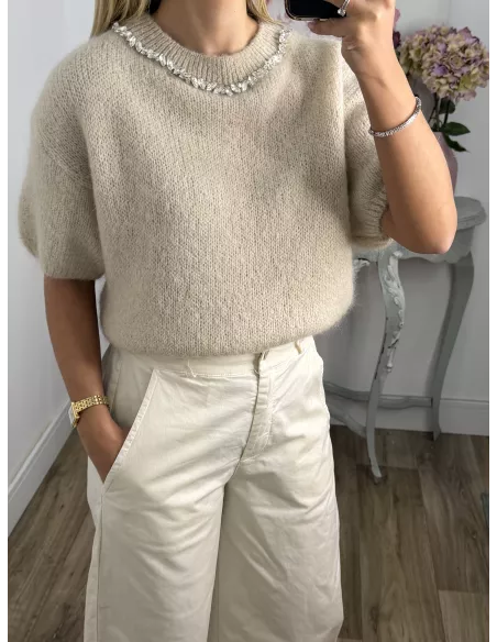 Jersey beige manga corta con cuello de piedras