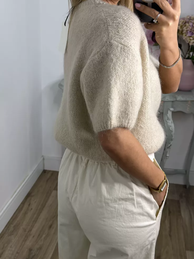 Jersey beige manga corta con cuello de piedras