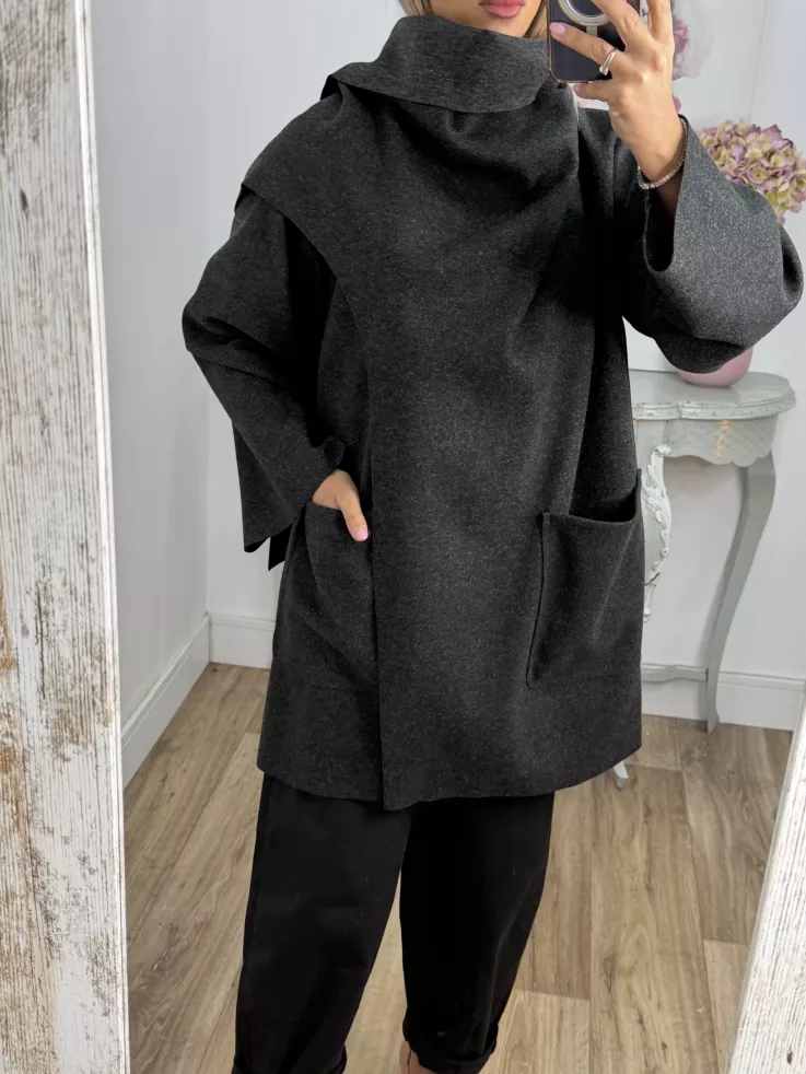 Chaqueta tipo capa negra grisácea
