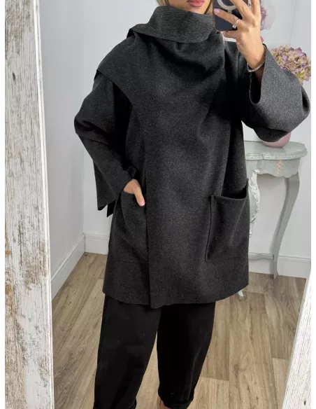 Chaqueta tipo capa negra grisácea