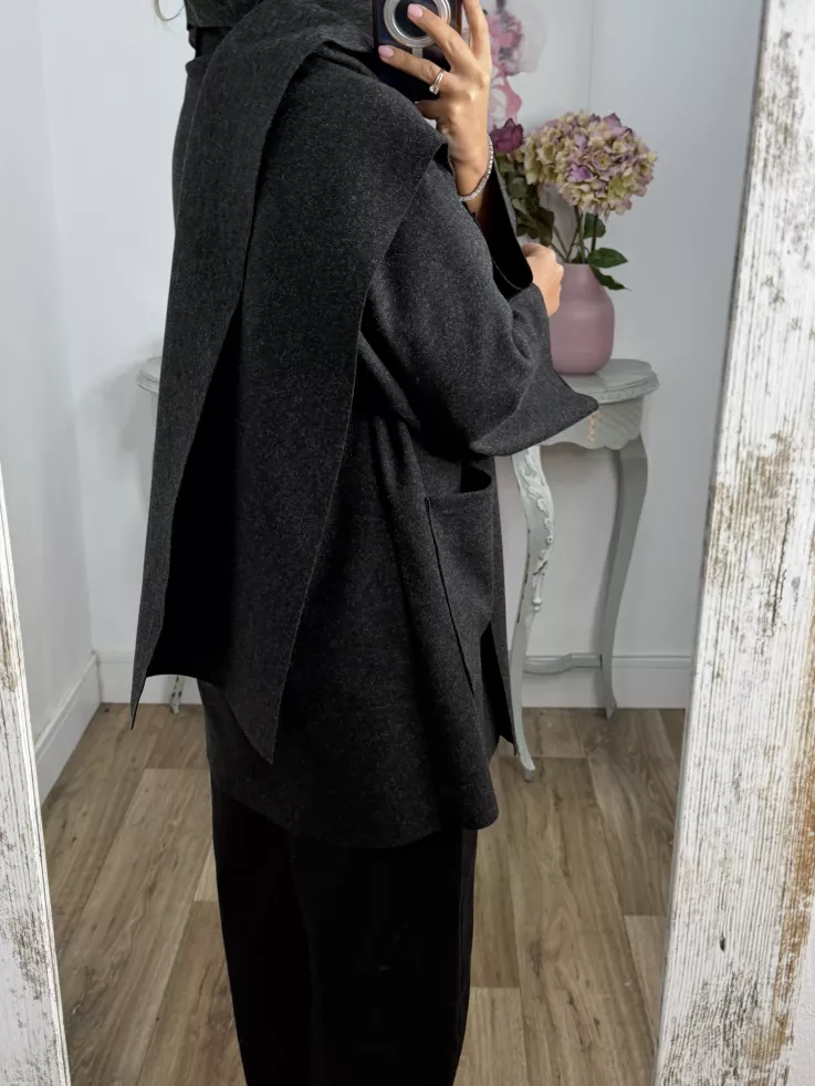 Chaqueta tipo capa negra grisácea