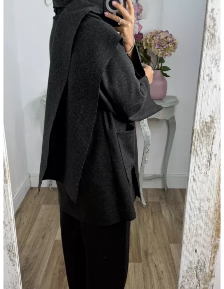 Chaqueta tipo capa negra grisácea