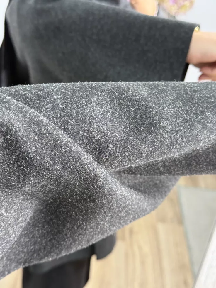 Chaqueta tipo capa negra grisácea