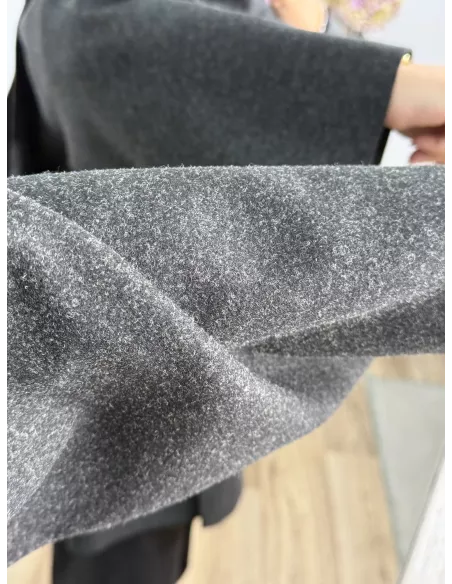 Chaqueta tipo capa negra grisácea