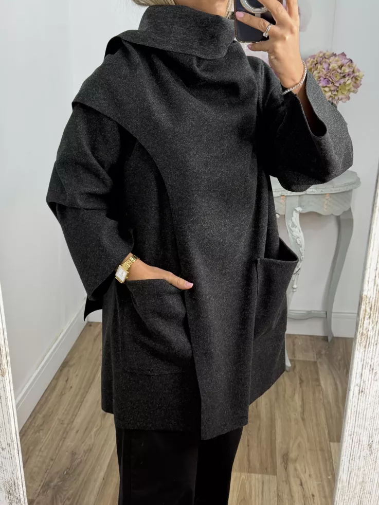 Chaqueta tipo capa negra grisácea
