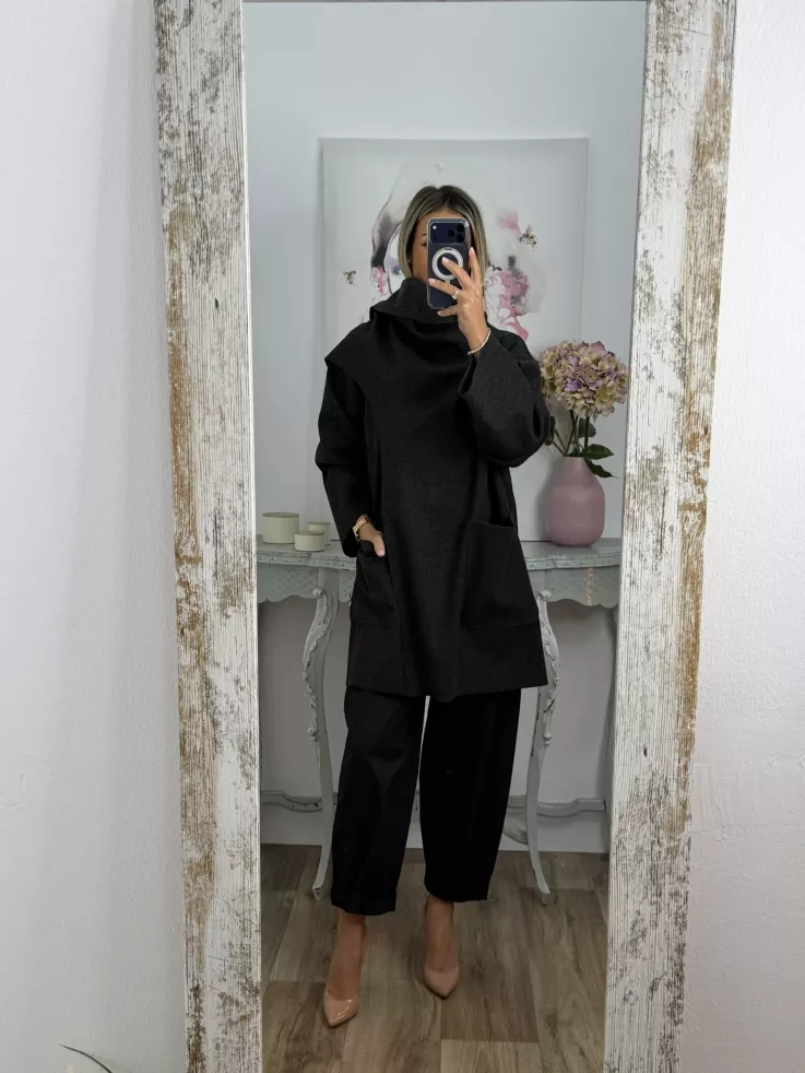 Chaqueta tipo capa negra grisácea