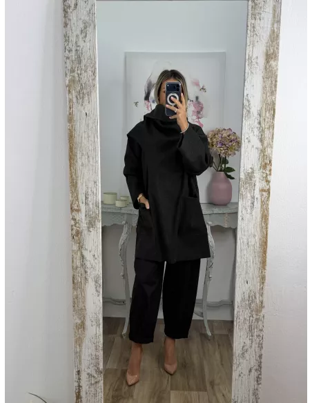 Chaqueta tipo capa negra grisácea