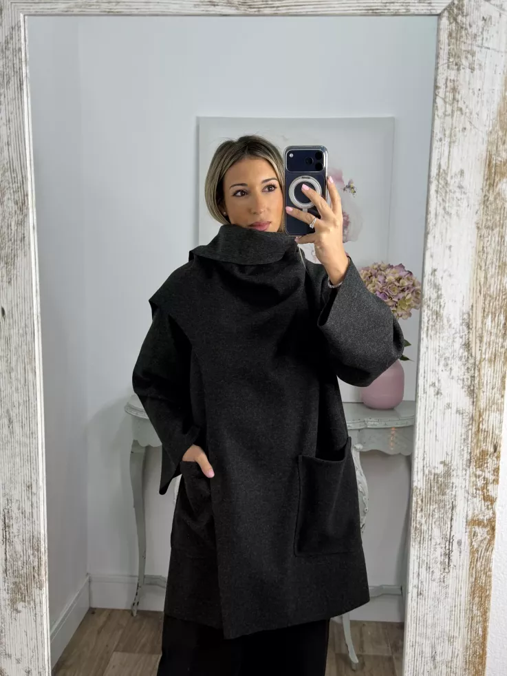 Chaqueta tipo capa negra grisácea