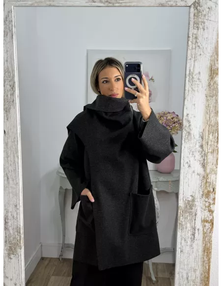 Chaqueta tipo capa negra grisácea