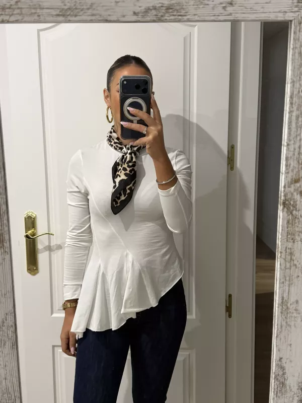 Camiseta blanca con nejas