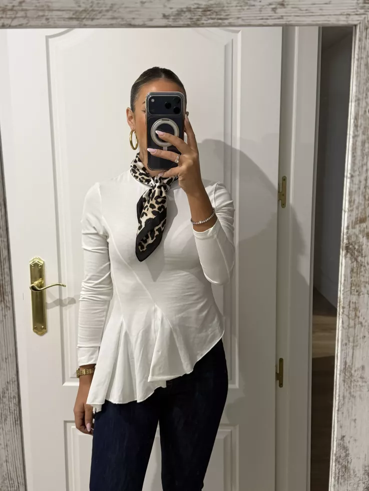 Camiseta blanca con nejas