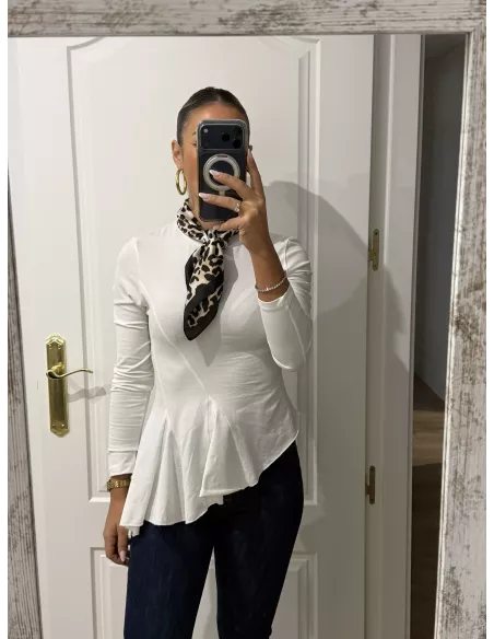 Camiseta blanca con nejas