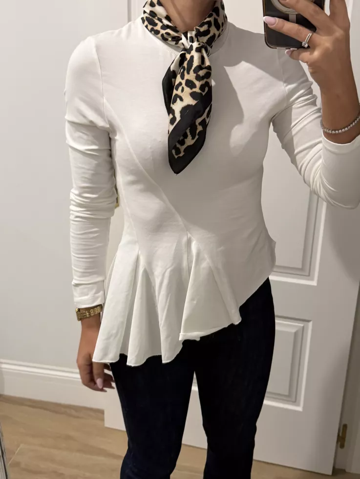 Camiseta blanca con nejas