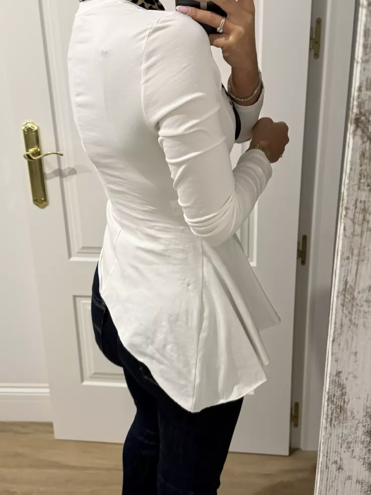 Camiseta blanca con nejas