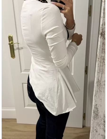 Camiseta blanca con nejas