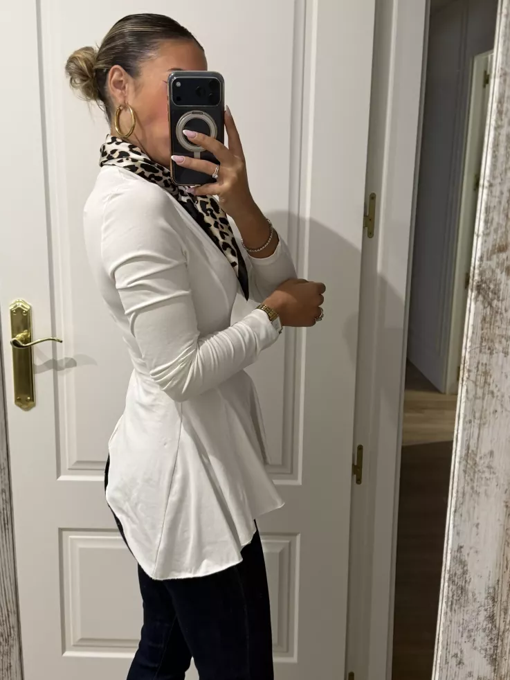 Camiseta blanca con nejas