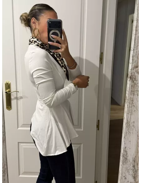 Camiseta blanca con nejas