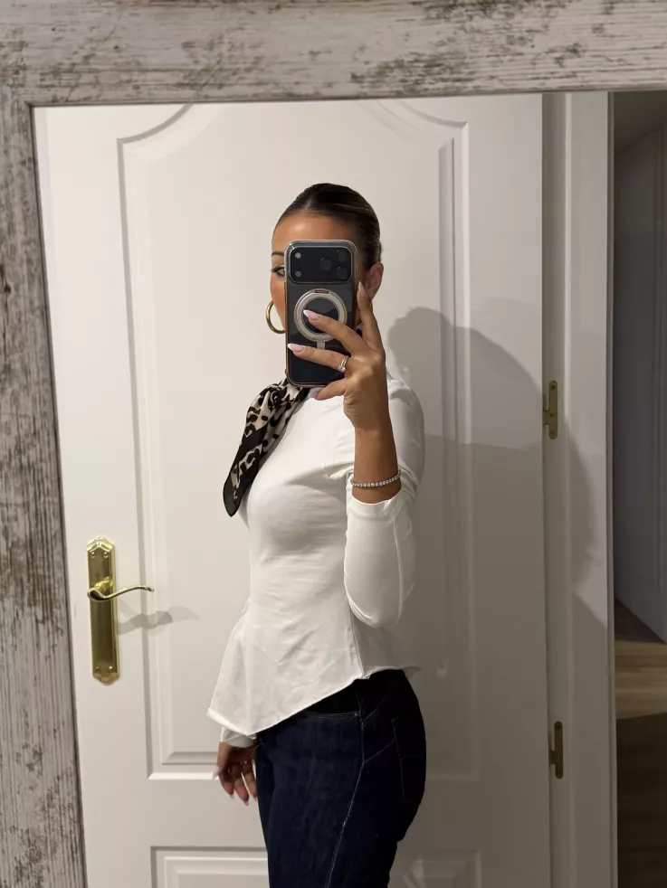 Camiseta blanca con nejas