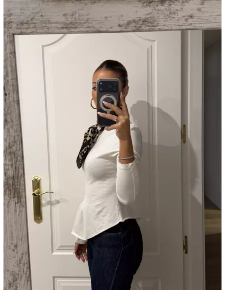 Camiseta blanca con nejas