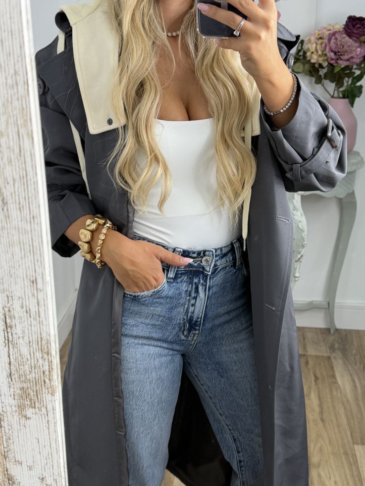 Gabardina gris con capucha