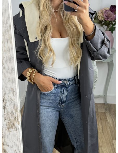 Gabardina gris con capucha