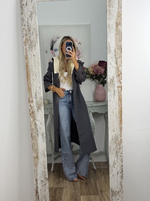 Gabardina gris con capucha