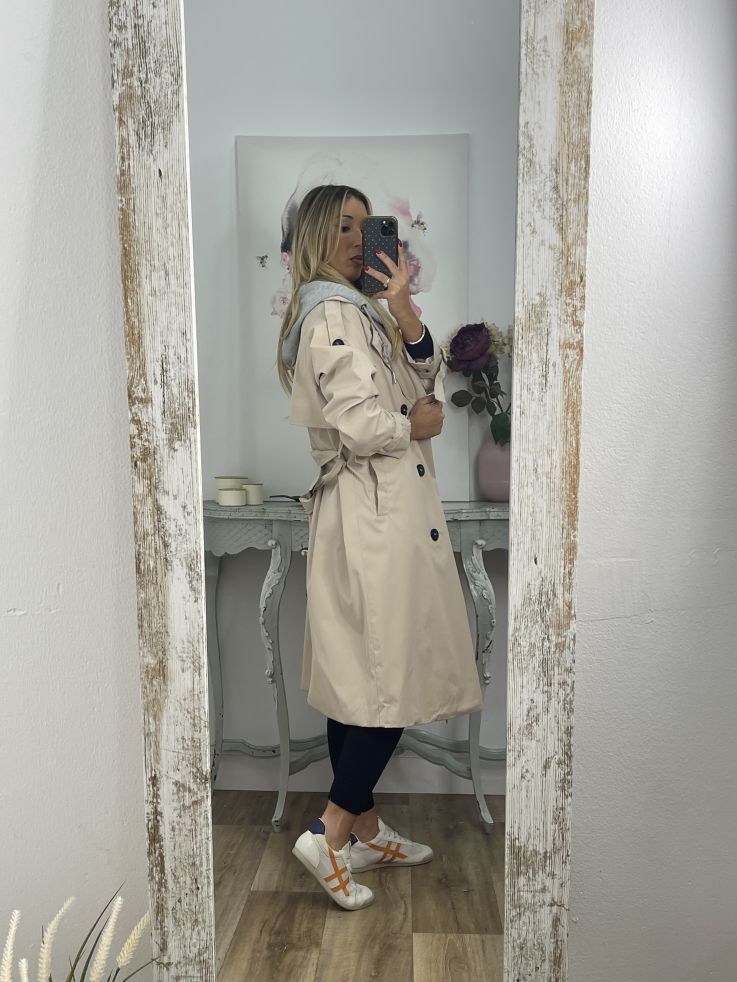 Gabardina beige con capucha gris