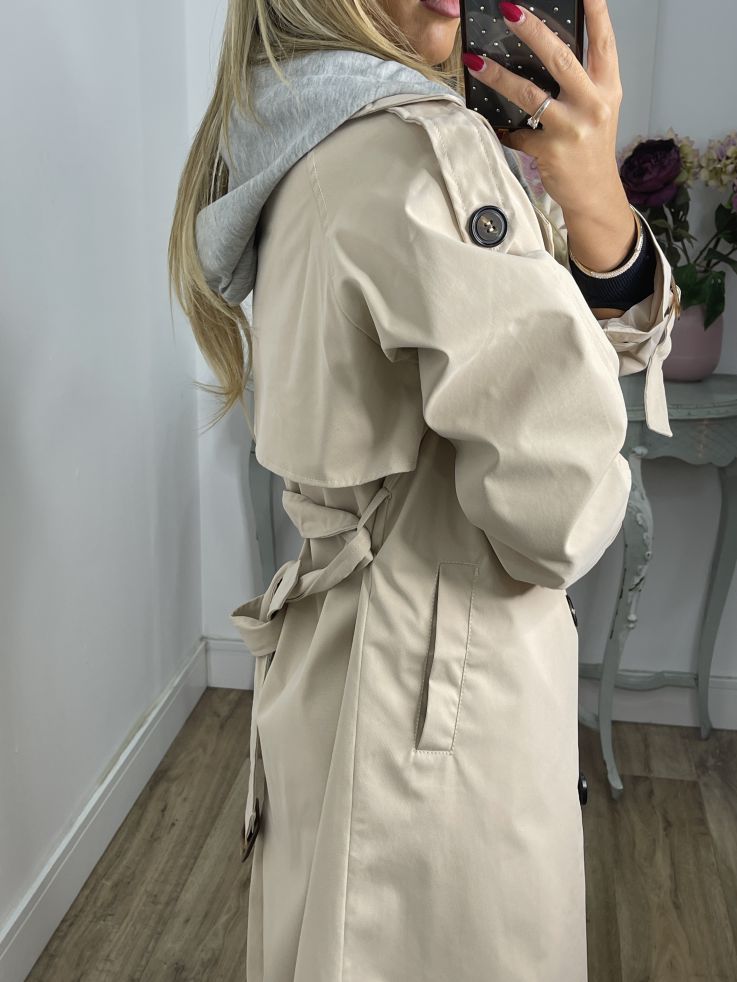 Gabardina beige con capucha gris