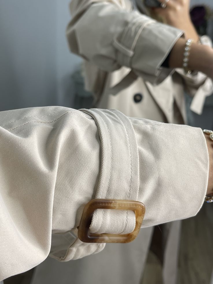 Gabardina beige con capucha gris